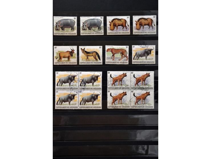 Dieren uit Afrika uit emissie 1982 tussen Mi. 1588-1595 en 1601-1608 gestempeld met doubletten w.b. 1594 en 1595 in blokken v