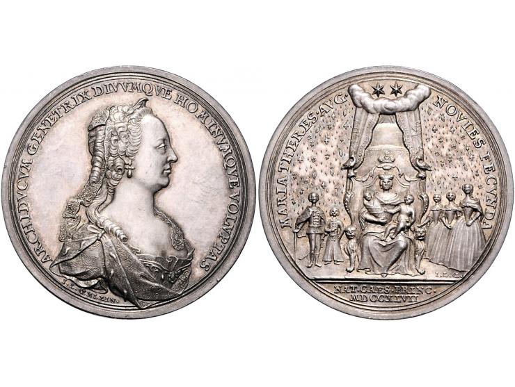 Historiepenningen Austria, medal 1747 in silver - Obv: bust Maria Theresia right / Rev: Maria Theresia on throne holding baby