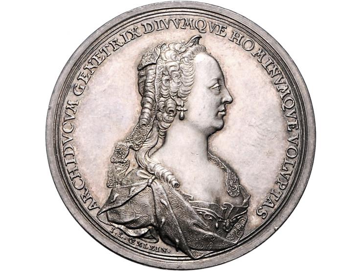 Historiepenningen Austria, medal 1747 in silver - Obv: bust Maria Theresia right / Rev: Maria Theresia on throne holding baby