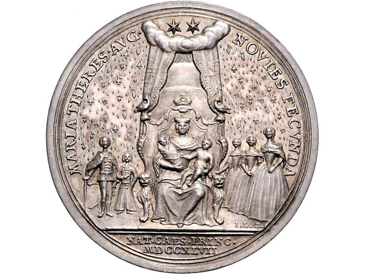 Historiepenningen Austria, medal 1747 in silver - Obv: bust Maria Theresia right / Rev: Maria Theresia on throne holding baby