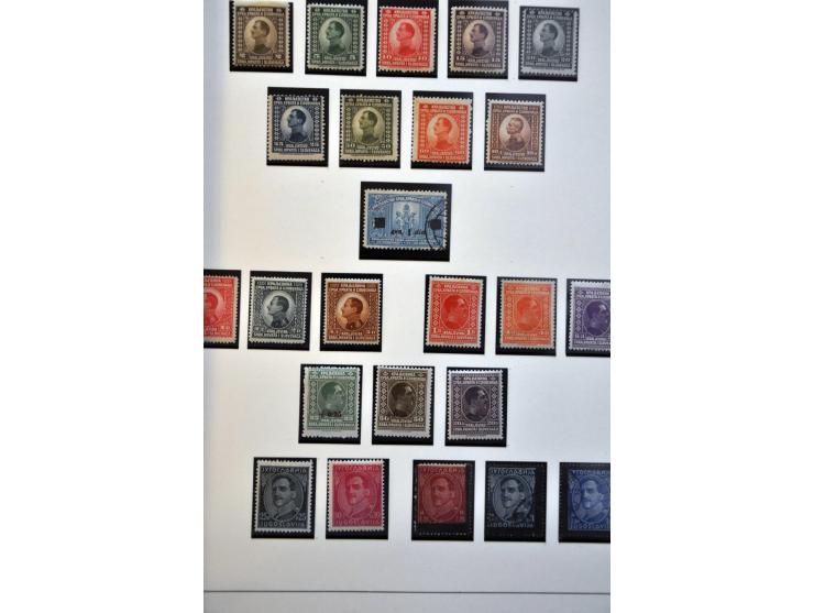 collectie 1918-1990 gestempeld en */** met opdrukvariëteiten (w.b. kopstaand, Mi.27 met keur Koopman), SHS opdrukken (w.b. ve