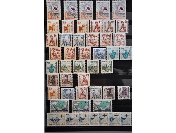 voorraad vanaf 1946 meest */** met zeer veel betere nrs., series en blokken in 4 dikke insteekboeken