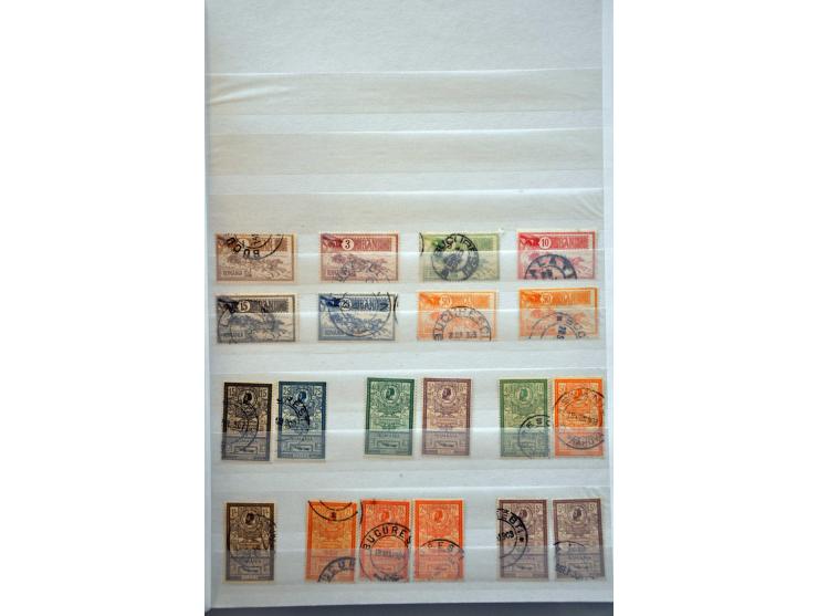 collectie 1861-1913 met veel betere ex., enkele variëteiten, post(waarde)stukken etc. in insteekboek