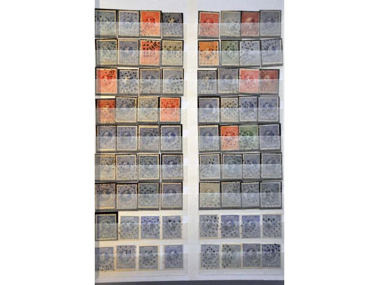 puntstempels, ruim 800  ex. op diverse waarden en emissies in insteekboek