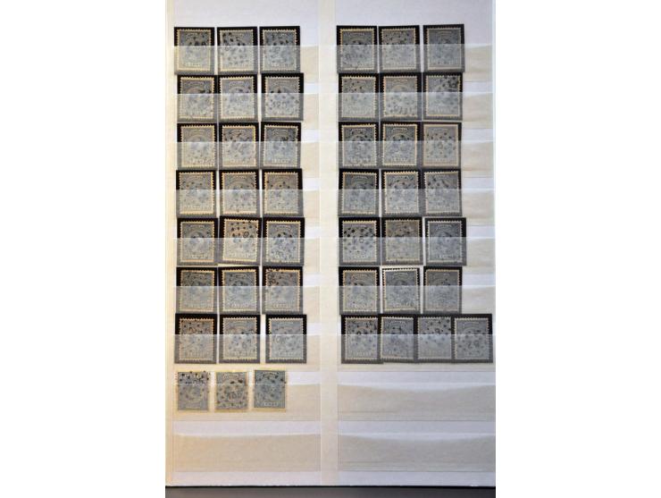 puntstempels, ruim 800  ex. op diverse waarden en emissies in insteekboek