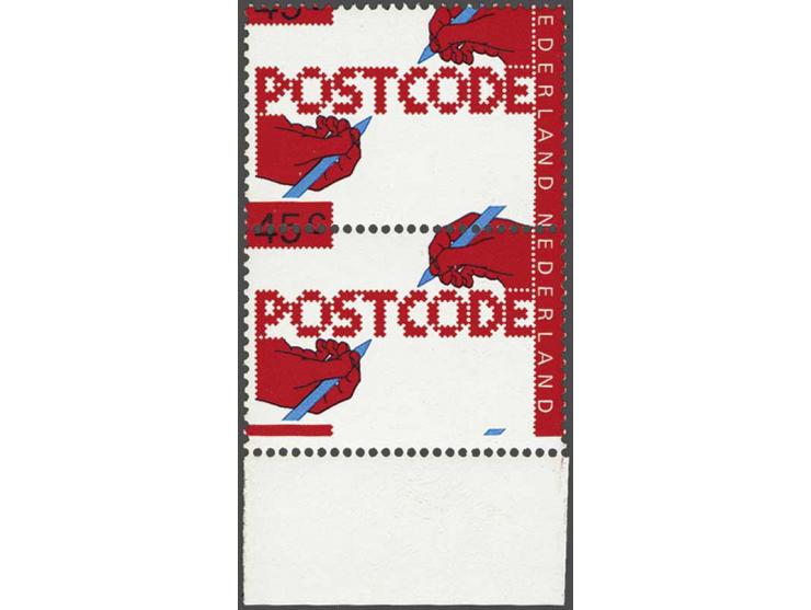 Postcode 45 cent rood en blauw verticaal randpaar met variëteit sterk verschoven perforatie 