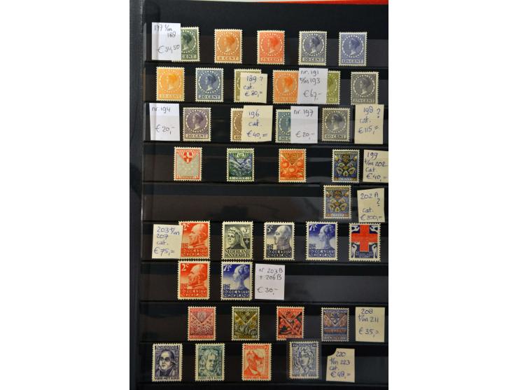 collectie 1891-1967 meest ** w.b. enkele ex. nagegomd met veel betere ex. en series, roltanding, port en dienst in 2 insteekb