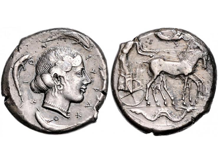 Griekse munten Sicily, Syracuse, Tetradrachm ca. 480-475: time of Hieron I, AR 25mm, 17.43 g. - Obv: Charioteer with long chi