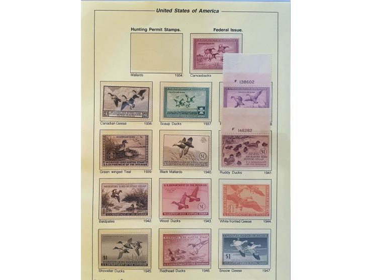 specialized collection 1935-2018 mainly ** with errors, color shifts, plate numbers, souvenir sheets, gutter pairs etc., many