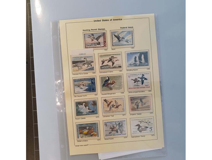 specialized collection 1935-2018 mainly ** with errors, color shifts, plate numbers, souvenir sheets, gutter pairs etc., many