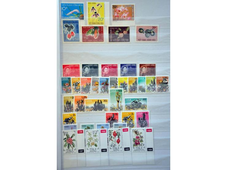 collection mainly ** arranged by country with many better sets and miniature sheets in 6 stockbooks