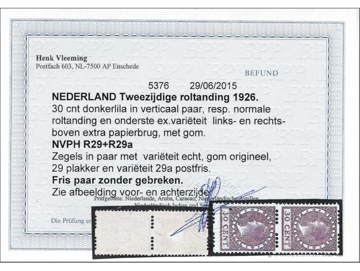 Tweezijdig met watermerk 30 cent donkerlila in verticaal paar met papierbrug (onstaan door foute perforatie) waardoor de vert