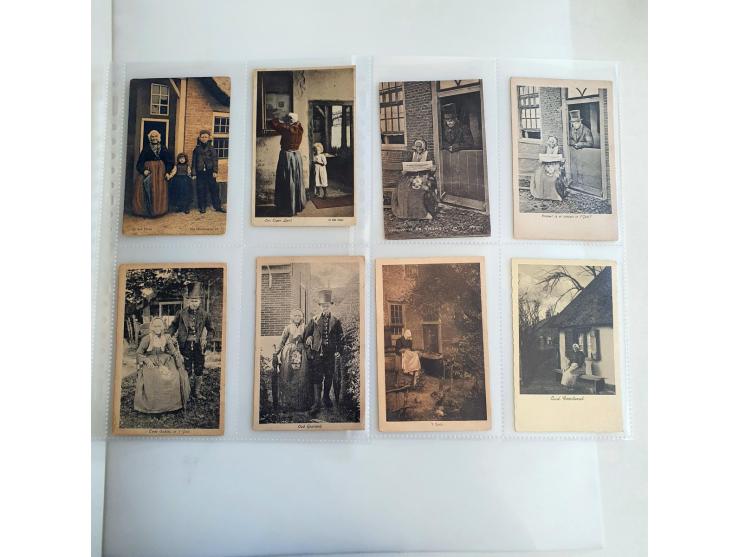 album met ca. 200 kaarten van het Gooi meest klederdracht en ook veel voor 1940 in album