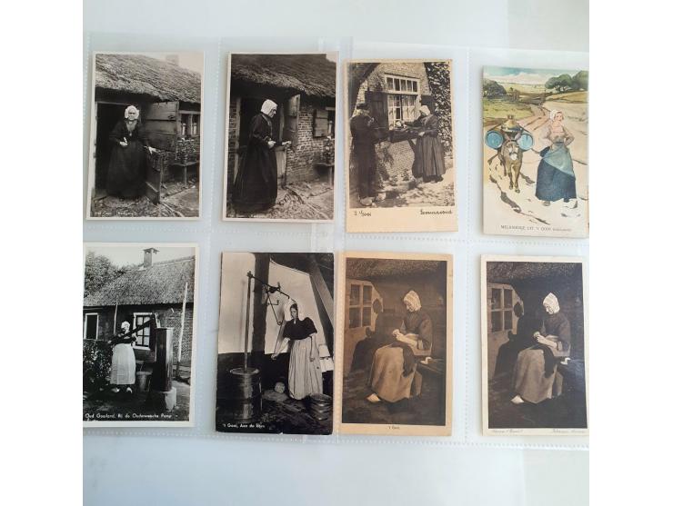 album met ca. 200 kaarten van het Gooi meest klederdracht en ook veel voor 1940 in album