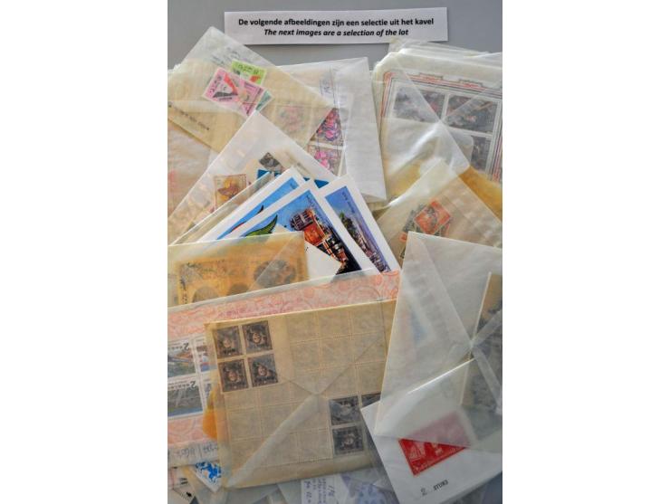 stock until 1990 mainly ** and mainly outside Europe with better stamps, sets and miniature sheets sorted in glassines in box