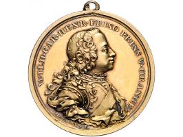 Historiepenningen 1747 Verheffing Prins Willem IV tot stadhouder door J.C. Marme, verguld zilver 40mm met draagoog PR