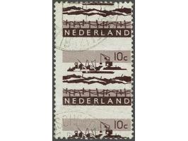Deltawerken 10 cent in verticaal paar met variëteit sterke perforatieverschuiving waardoor 1 zegel aan 2 zijden ongeperforeer