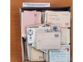 postwaardestukken (ca. 900 ex.) (on)gebruikt w.b. briefkaarten, fotokaarten etc. deels in gemengde kwaliteit in 2 mappen en d